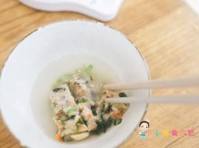 这个肉馅，里面有猪肉、牛肉、鸡肉、菠菜、黑木耳、香菇等等一共60g加一点水搅拌一下，这样煮的时候肉不容易成坨