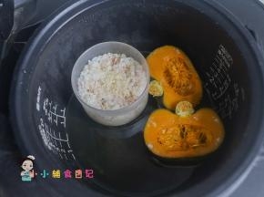 按下煮饭键煮好以后焖一会就出炉了