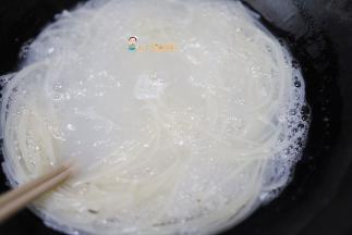 锅里水开放入面条，水一定要多一点不然容易煮好了糊糊的