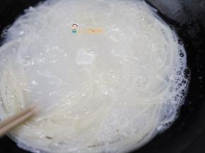 锅里水开放入面条，水一定要多一点不然容易煮好了糊糊的