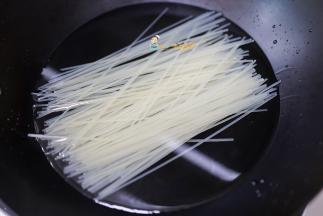 粉干冷水先浸泡，这样容易煮，如果没时间也可以直接煮