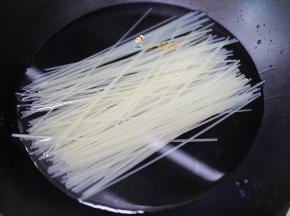 粉干冷水先浸泡，这样容易煮，如果没时间也可以直接煮