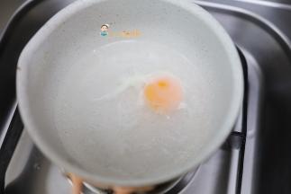 锅里放水加入鸡蛋做成荷包蛋，一定要蛋黄煮至凝固