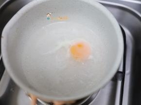 锅里放水加入鸡蛋做成荷包蛋，一定要蛋黄煮至凝固