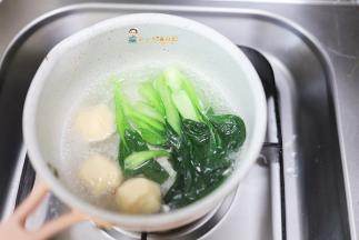 锅里加入青菜、鸡肉丸煮熟先把青菜捞出来