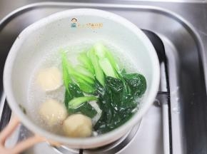 锅里加入青菜、鸡肉丸煮熟先把青菜捞出来