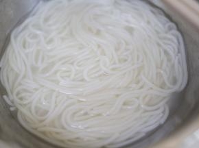 粉干煮好了放入冷干水过一下可以让口感劲道而且根根分明