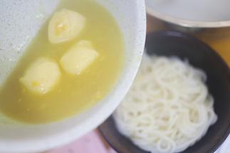 把刚刚煮好的咖喱鸡肉丸子汤倒进碗里，放上荷包蛋跟青菜就完成了