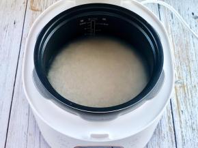 把糯米洗净，加入适量清水，我直接在高压锅内胆里泡的，水位线比米面高1指节，和平时蒸米饭一样。然后浸泡3小时。