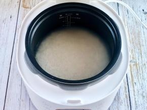 把糯米洗净，加入适量清水，我直接在高压锅内胆里泡的，水位线比米面高1指节，和平时蒸米饭一样。然后浸泡3小时。