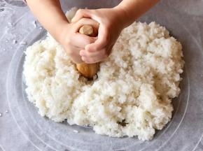 把糯米饭倒在油纸上，开始捶打。可以用捣药罐的药杵或者擀面杖。