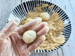 戴好手套抹一点油，把打好的糯米团揉成你喜欢的大小，揉出若干糯米团。