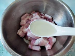 加入1汤匙料酒。