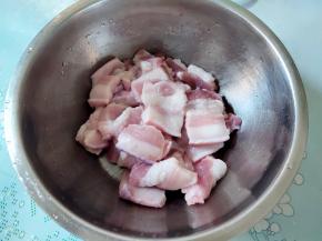 五花肉洗干净，切5毫米左右的片。要买那种精品五花，一层肥一层瘦的。