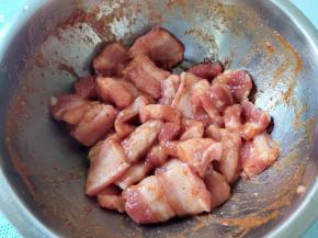 将所有调料拌匀，腌渍半小时。