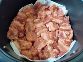 炸篮铺一层油纸，将肉片码好，尽量不重叠。180度先烤5分钟。