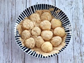 把糯米团裹上黄豆粉，糍粑就做好啦！