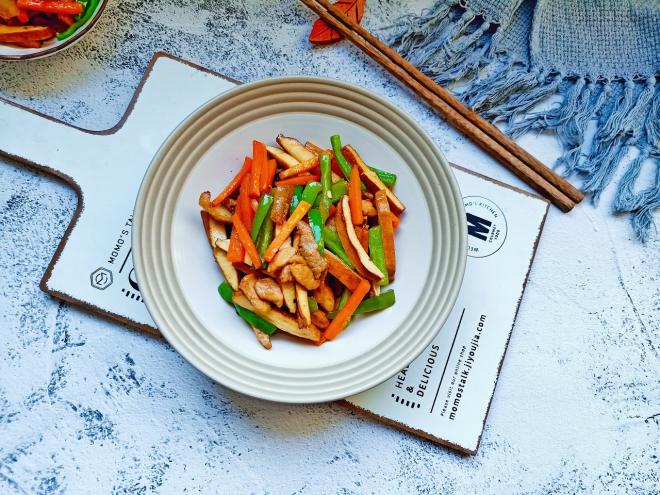 豆干胡萝卜青椒炒肉丝