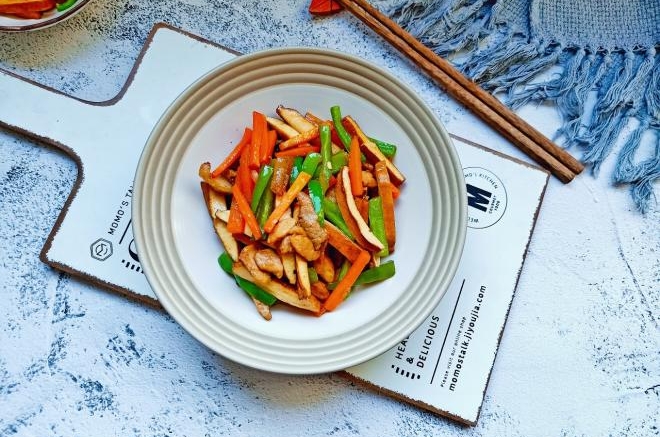 豆干胡萝卜青椒炒肉丝