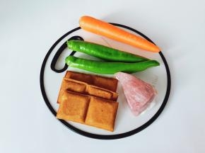 准备豆干、青椒、胡萝卜、猪肉。