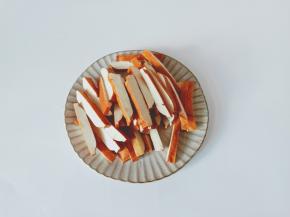 把豆干清洗一下，然后切成长条。