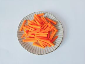 胡萝卜削皮切成寸段，然后再切片，再切丝。