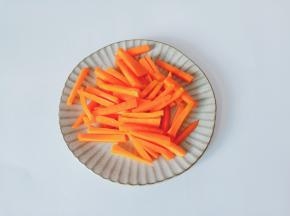 胡萝卜削皮切成寸段，然后再切片，再切丝。