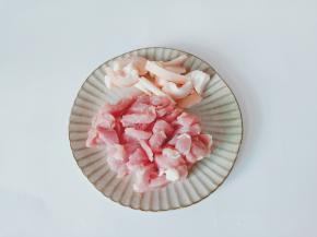 猪肉把肥肉与瘦肉分开来切成细丝。