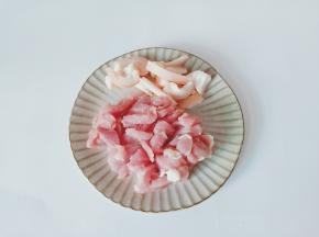 猪肉把肥肉与瘦肉分开来切成细丝。