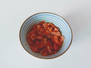 用筷子将它们搅拌均匀腌制10分钟入味。