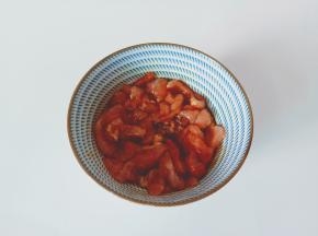 用筷子将它们搅拌均匀腌制10分钟入味。