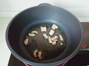 锅里放适量的食用油，把肥肉煎一下。