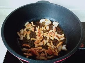 再放入猪肉丝快速爆炒。