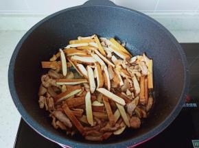 加入豆干翻炒一分钟左右。