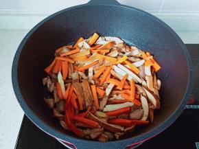 再加入胡萝卜继续翻炒。