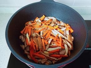 再加入胡萝卜继续翻炒。