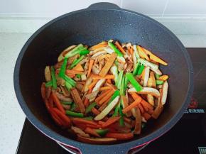 最后加入青椒翻炒均匀。