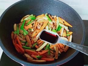 加一勺生抽调味。