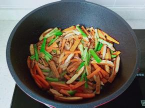 加一点盐翻炒均匀即可出锅！