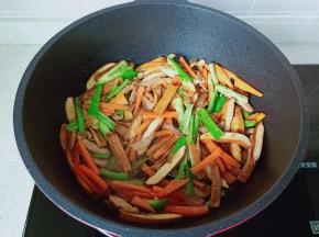 加一点盐翻炒均匀即可出锅！