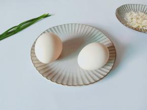 准备鸡蛋、虾皮、葱。