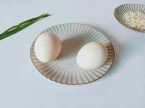 准备鸡蛋、虾皮、葱。