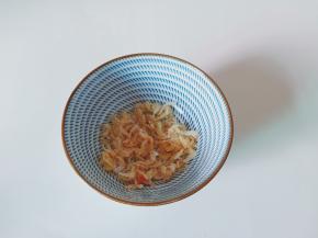 虾皮放入碗里。