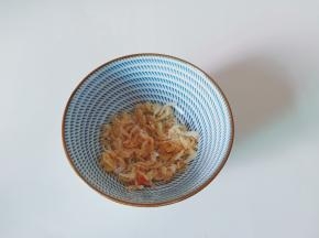 虾皮放入碗里。