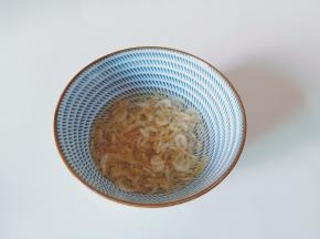 加一点清水将虾皮洗一下表面的灰尘与杂质。
