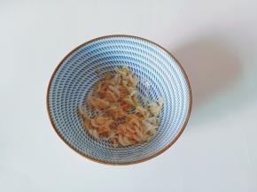 清洗后的虾皮沥干水分。