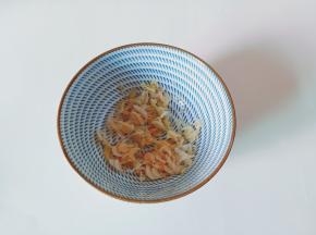 清洗后的虾皮沥干水分。