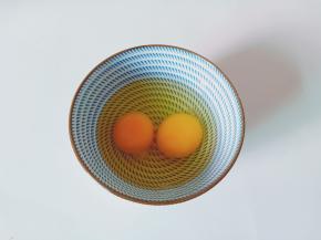 鸡蛋两个去壳放入碗里。