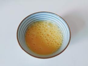 加盐再用筷子将鸡蛋液顺着一个方向搅打均匀。