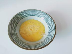 搅拌好的鸡蛋液放入一个大碗里。